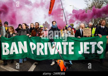 27 gennaio 2024. Greta Thunberg all'aeroporto di Farnborough. "Volare verso l'estinzione" marcia e protesta contro i jet privati e l'espansione dell'aeroporto. Foto Stock