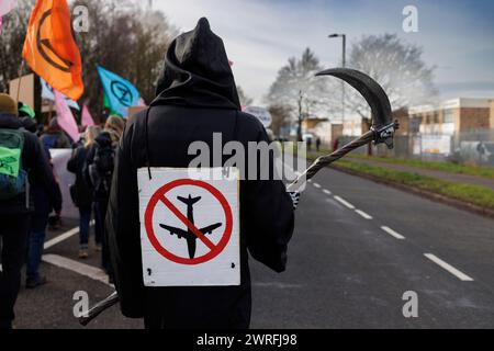 27 gennaio 2024. Aeroporto di Farnborough, Regno Unito. "Volare verso l'estinzione" marcia e protesta contro i jet privati e l'espansione dell'aeroporto. Foto Stock