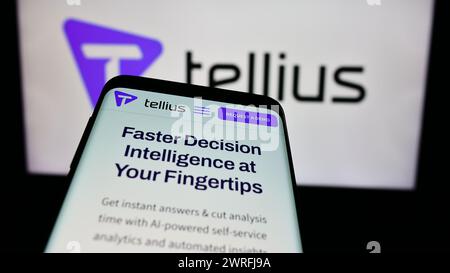 Telefono cellulare con sito web della società statunitense di analisi dell'intelligenza artificiale Tellius Inc. Davanti al logo. Mettere a fuoco in alto a sinistra sul display del telefono. Foto Stock