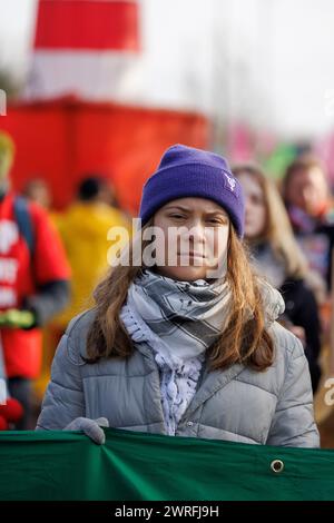 27 gennaio 2024. Greta Thunberg all'aeroporto di Farnborough. "Volare verso l'estinzione" marcia e protesta contro i jet privati e l'espansione dell'aeroporto. Foto Stock