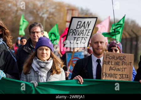 27 gennaio 2024. Greta Thunberg all'aeroporto di Farnborough. "Volare verso l'estinzione" marcia e protesta contro i jet privati e l'espansione dell'aeroporto. Foto Stock