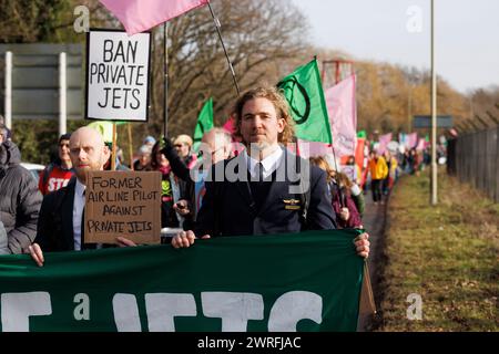 27 gennaio 2024. Aeroporto di Farnborough, Regno Unito. "Volare verso l'estinzione" marcia e protesta contro i jet privati e l'espansione dell'aeroporto. Foto Stock