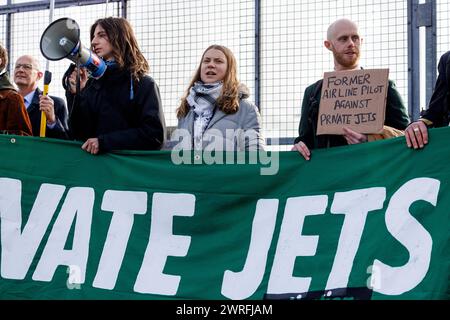 27 gennaio 2024. Greta Thunberg all'aeroporto di Farnborough. "Volare verso l'estinzione" marcia e protesta contro i jet privati e l'espansione dell'aeroporto. Foto Stock