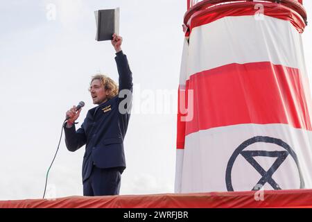 27 gennaio 2024. Aeroporto di Farnborough. Todd Smith, un ex pilota di linea che parla alla marcia "Flying to Extinction" e protesta contro i jet privati e l'espansione dell'aeroporto. Foto Stock