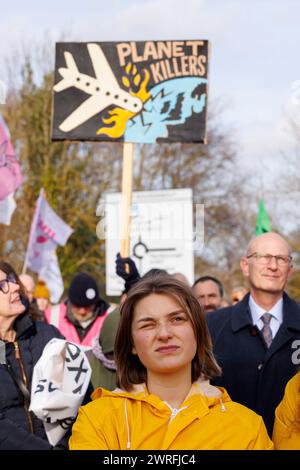 27 gennaio 2024. Aeroporto di Farnborough, Regno Unito. "Volare verso l'estinzione" marcia e protesta contro i jet privati e l'espansione dell'aeroporto. Foto Stock