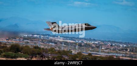 Un F-35 Lightning II assegnato al 310th Fighter Squadron decolla alla Luke Air Force base, Arizona, 4 marzo 2024 Foto Stock