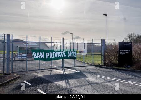 27 gennaio 2024. Aeroporto di Farnborough, Regno Unito. "Volare verso l'estinzione" marcia e protesta contro i jet privati e l'espansione dell'aeroporto. Foto Stock