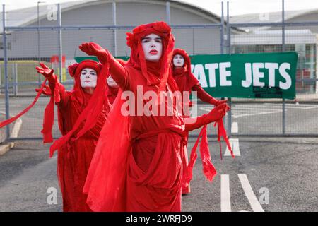 27 gennaio 2024. Aeroporto di Farnborough. "Volare verso l'estinzione" marcia e protesta contro i jet privati e l'espansione dell'aeroporto. Foto Stock