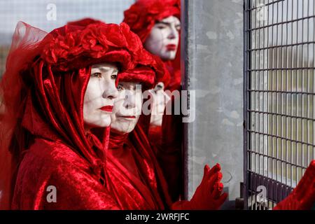 27 gennaio 2024. Aeroporto di Farnborough. "Volare verso l'estinzione" marcia e protesta contro i jet privati e l'espansione dell'aeroporto. Foto Stock