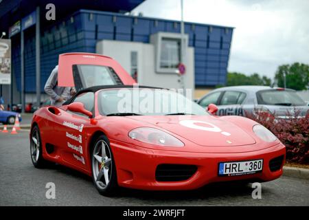 Riga, Lettonia - 21 giugno 2015: Auto a noleggio Red Ferrari 360 Spider nel parcheggio del supermercato Foto Stock