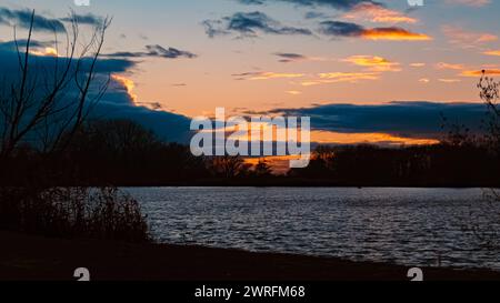 Tramonto estivo con riflessi vicino a Plattling, Isar, Baviera, Germania Plattling bc2 002 Foto Stock