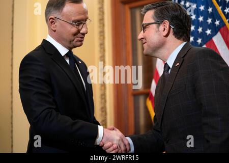 Washington, Stati Uniti. 12 marzo 2024. Il presidente della camera Mike Johnson, R-LA, saluta il presidente della Polonia Andrzej Duda prima di una riunione a porte chiuse presso il Campidoglio degli Stati Uniti a Washington, DC, martedì 12 marzo 2024. Foto di Bonnie Cash/UPI credito: UPI/Alamy Live News Foto Stock