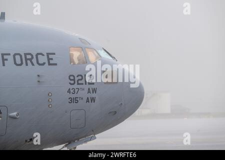 Un C-17 Globemaster III della U.S. Air Force si trova sulla linea di volo il 6 marzo 2024 presso Joint base Charleston, S.C. Foto Stock