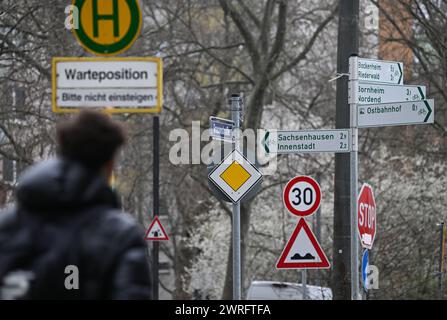 PRODUZIONE - 12 marzo 2024, Assia, Francoforte sul meno: Vari segnali stradali si trovano nel quartiere Ostenda di Francoforte, vicino alla stazione Ostbahnhof. Le autorità di circolazione stradale decidono in merito alla segnaletica fissa e mobile in conformità al § 45 della StVO. Sono presenti cartelli normativi, cartelli di pericolo, cartelli obbligatori, cartelli di divieto, cartelli di direzione, segnali a freccia, segnali aggiuntivi e segnali a messaggio variabile, oltre 600 segni in totale. Ogni singolo segnale stradale è reso effettivo da un ordine emesso dall'autorità competente per la circolazione stradale. Foto: Arne Dedert/dpa Foto Stock