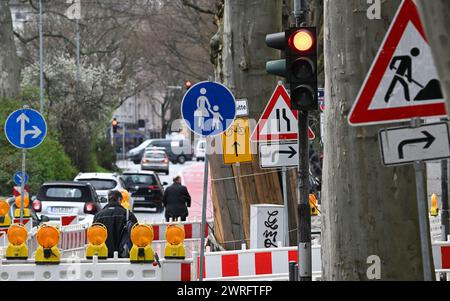 PRODUZIONE - 12 marzo 2024, Assia, Francoforte sul meno: Vari segnali stradali in un cantiere stradale nel quartiere Ostenda di Francoforte. Le autorità della circolazione stradale decidono in merito alla segnaletica fissa e mobile conformemente alla sezione 45 della StVO. Sono presenti cartelli normativi, cartelli di pericolo, cartelli obbligatori, cartelli di divieto, cartelli di direzione, segnali a freccia, segnali aggiuntivi e segnali a messaggio variabile, oltre 600 segni in totale. Ogni singolo segnale stradale è reso effettivo da un ordine emesso dall'autorità competente per la circolazione stradale. Foto: Arne Dedert/dpa Foto Stock