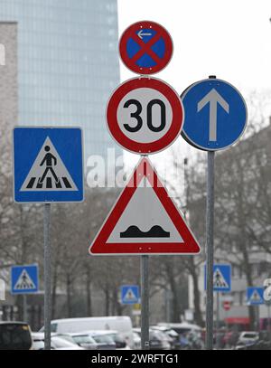 PRODUZIONE - 12 marzo 2024, Assia, Francoforte sul meno: Vari segnali stradali si trovano nel quartiere Ostenda di Francoforte, vicino alla stazione Ostbahnhof. Le autorità di circolazione stradale decidono in merito alla segnaletica fissa e mobile in conformità al § 45 della StVO. Sono presenti cartelli normativi, cartelli di pericolo, cartelli obbligatori, cartelli di divieto, cartelli di direzione, segnali a freccia, segnali aggiuntivi e segnali a messaggio variabile, oltre 600 segni in totale. Ogni singolo segnale stradale è reso effettivo da un ordine emesso dall'autorità competente per la circolazione stradale. Foto: Arne Dedert/dpa Foto Stock