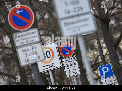 PRODUZIONE - 12 marzo 2024, Assia, Francoforte sul meno: Vari segnali stradali in una strada nel quartiere Ostenda di Francoforte. Le autorità della circolazione stradale decidono in merito alla segnaletica fissa e mobile conformemente alla sezione 45 della StVO. Sono presenti cartelli normativi, cartelli di pericolo, cartelli obbligatori, cartelli di divieto, cartelli di direzione, segnali a freccia, segnali aggiuntivi e segnali a messaggio variabile, oltre 600 segni in totale. Ogni singolo segnale stradale è reso effettivo da un ordine emesso dall'autorità competente per la circolazione stradale. Foto: Arne Dedert/dpa Foto Stock