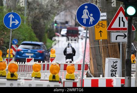 PRODUZIONE - 12 marzo 2024, Assia, Francoforte sul meno: Vari segnali stradali in un cantiere stradale nel quartiere Ostenda di Francoforte. Le autorità della circolazione stradale decidono in merito alla segnaletica fissa e mobile conformemente alla sezione 45 della StVO. Sono presenti cartelli normativi, cartelli di pericolo, cartelli obbligatori, cartelli di divieto, cartelli di direzione, segnali a freccia, segnali aggiuntivi e segnali a messaggio variabile, oltre 600 segni in totale. Ogni singolo segnale stradale è reso effettivo da un ordine emesso dall'autorità competente per la circolazione stradale. Foto: Arne Dedert/dpa Foto Stock