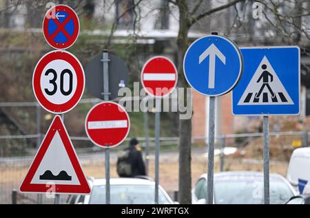 PRODUZIONE - 12 marzo 2024, Assia, Francoforte sul meno: Vari segnali stradali si trovano nel quartiere Ostenda di Francoforte, vicino alla stazione Ostbahnhof. Le autorità di circolazione stradale decidono in merito alla segnaletica fissa e mobile in conformità al § 45 della StVO. Sono presenti cartelli normativi, cartelli di pericolo, cartelli obbligatori, cartelli di divieto, cartelli di direzione, segnali a freccia, segnali aggiuntivi e segnali a messaggio variabile, oltre 600 segni in totale. Ogni singolo segnale stradale è reso effettivo da un ordine emesso dall'autorità competente per la circolazione stradale. Foto: Arne Dedert/dpa Foto Stock