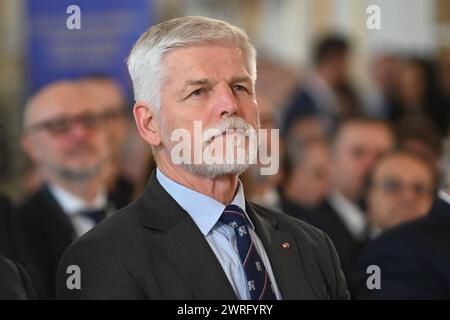 Praga, Repubblica Ceca. 12 marzo 2024. il presidente ceco Petr Pavel è stato visto durante la conferenza nazionale sulla sicurezza ceca dal titolo "la nostra sicurezza non può essere data per scontata” al castello di Praga. L'ex presidente degli Stati Uniti Bill Clinton visita la Repubblica ceca in occasione del 25° anniversario dell'adesione della Repubblica ceca alla NATO. Durante la sua visita ha partecipato alla conferenza nazionale sulla sicurezza ceca intitolata "la nostra sicurezza non può essere data per scontata" al castello di Praga. (Foto di Tomas Tkacik/SOPA Images/Sipa USA) credito: SIPA USA/Alamy Live News Foto Stock