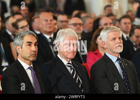 L'ex presidente degli Stati Uniti d'America Bill Clinton (al centro) e il presidente della Repubblica ceca Petr Pavel (R) sono visti durante la conferenza nazionale sulla sicurezza ceca intitolata "la nostra sicurezza non può essere data per scontata” al castello di Praga. L'ex presidente degli Stati Uniti Bill Clinton visita la Repubblica ceca in occasione del 25° anniversario dell'adesione della Repubblica ceca alla NATO. Durante la sua visita ha partecipato alla conferenza nazionale sulla sicurezza ceca intitolata "la nostra sicurezza non può essere data per scontata" al castello di Praga. (Foto di Tomas Tkacik/SOPA Images/Sipa USA) Foto Stock