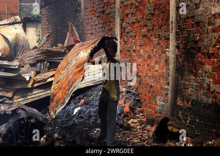 Dacca, Bangladesh. 12 marzo 2024. Un enorme incendio scoppiò in un mercato di cucina a Uttara, settore 11 di Dacca. In questo incidente, 16 negozi insieme a mucche, capre e una grande quantità di polli in vendita furono bruciati. (Immagine di credito: © Syed Mahabubul Kader/ZUMA Press Wire) SOLO PER USO EDITORIALE! Non per USO commerciale! Foto Stock