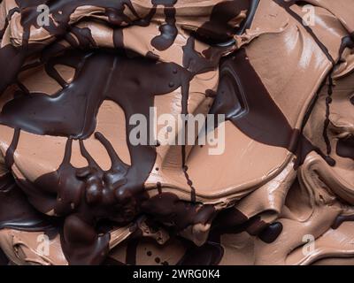 Gelato al cioccolato congelato - dettaglio completo. Primo piano di una consistenza marrone di gelato al cioccolato ricoperto di cioccolato fondente. Foto Stock