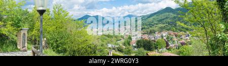 Lago di Lugano e i comuni di Besano e Porto Ceresio. Sullo sfondo città di Vico Morcote e campione d'Italia Foto Stock