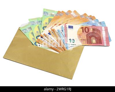 diverse banconote in euro escono da una busta dorata isolata su sfondo bianco Foto Stock