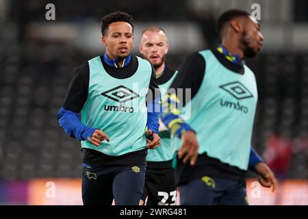 Korey Smith (a sinistra) della contea di Derby si scalda davanti alla partita di Sky Bet League One a Pride Park, Derby. Data foto: Martedì 12 marzo 2024. Foto Stock