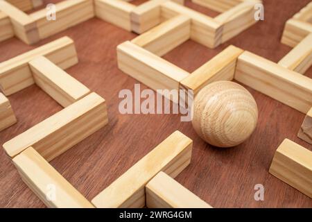Labirinto di legno realizzato con blocchi di legno e una sfera di legno, che trova una via d'uscita labirinto Foto Stock