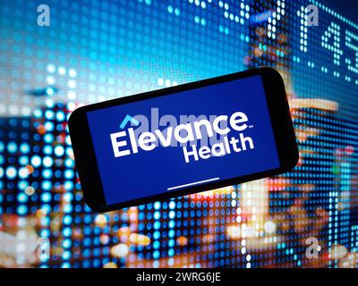 In questa immagine, il logo aziendale Elevance Health viene visualizzato sullo schermo di uno smartphone. Foto Stock
