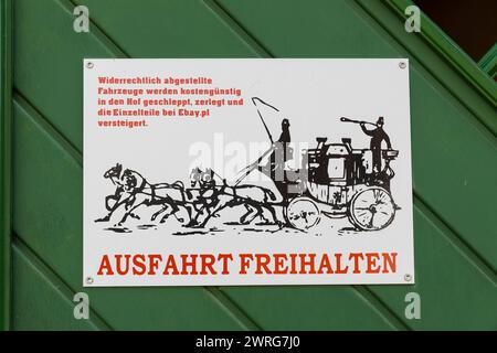 Lustiges Warnschild Ausfahrt freihalten mit Kutsche *** divertente cartello di avvertimento tenere l'uscita libera con la carrozza Foto Stock