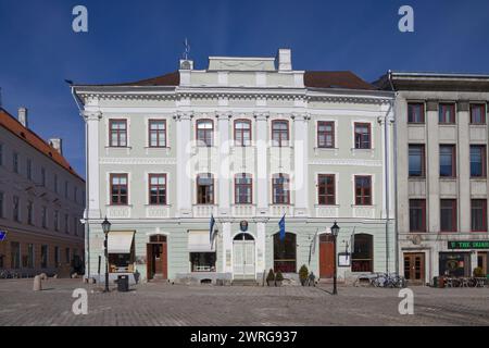 Esempi di architettura neoclassica dalla città vecchia di Tartu in Estonia Foto Stock