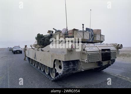 Prima guerra del Golfo: 23 marzo 1991 Un carro armato M1A1 Abrams dell'esercito statunitense parcheggiato su una strada nel nord del Kuwait. Foto Stock
