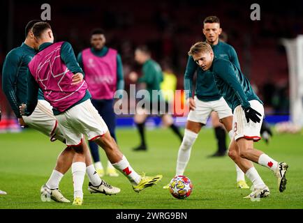 Martin Odegaard (a destra) dell'Arsenal si scalda in vista della partita di andata e ritorno della UEFA Champions League 16 all'Emirates Stadium di Londra. Data foto: Martedì 12 marzo 2024. Foto Stock