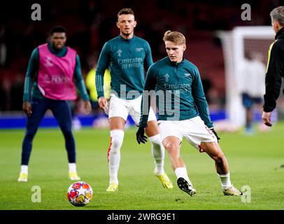 Martin Odegaard (a destra) dell'Arsenal si scalda in vista della partita di andata e ritorno della UEFA Champions League 16 all'Emirates Stadium di Londra. Data foto: Martedì 12 marzo 2024. Foto Stock