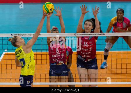 Milano, Italia. 12 marzo 2024. Attacco di Arina Fedorovtseva (Fenerbahce Opet Istanbul) durante Allianz vero Volley Milano vs Fenerbahce Open Istanbul, CEV Champions League Women volley match a Milano, Italia, 12 marzo 2024 Credit: Independent Photo Agency/Alamy Live News Foto Stock