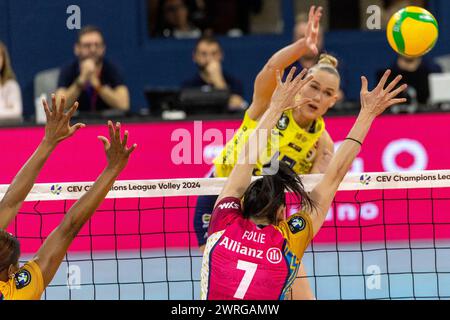 Milano, Italia. 12 marzo 2024. Spike di Arina Fedorovtseva (Fenerbahce Opet Istanbul) durante Allianz vero Volley Milano vs Fenerbahce Open Istanbul, CEV Champions League Women volley match a Milano, Italia, 12 marzo 2024 Credit: Independent Photo Agency/Alamy Live News Foto Stock