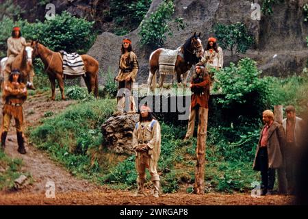 L'attore Pierre Brice che interpreta Winnetou e altri attori nella commedia Der Schatz im Silbersee di Karl May, teatro all'aperto Elspe, Sauerland, Renania settentrionale-Vestfalia, Germania, giugno 1982 Foto Stock