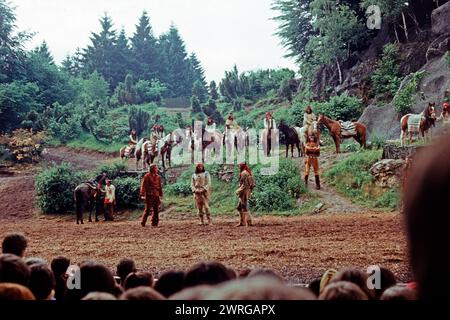 L'attore Pierre Brice che interpreta Winnetou e altri attori nella commedia Der Schatz im Silbersee di Karl May, teatro all'aperto Elspe, Sauerland, Renania settentrionale-Vestfalia, Germania, giugno 1982 Foto Stock