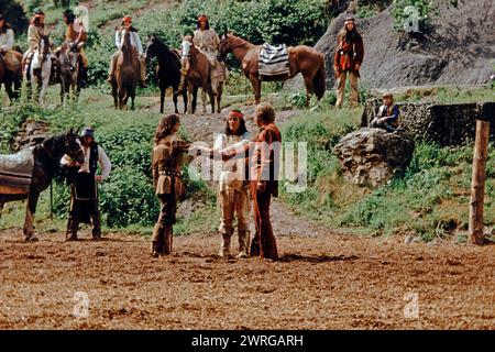 L'attore Pierre Brice che interpreta Winnetou e altri attori nella commedia Der Schatz im Silbersee di Karl May, teatro all'aperto Elspe, Sauerland, Renania settentrionale-Vestfalia, Germania, giugno 1982 Foto Stock