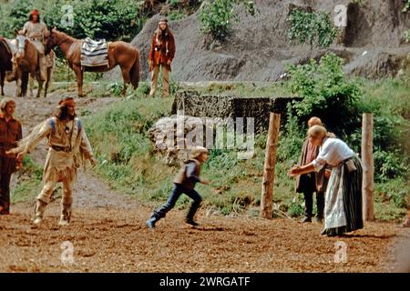 L'attore Pierre Brice che interpreta Winnetou e altri attori nella commedia Der Schatz im Silbersee di Karl May, teatro all'aperto Elspe, Sauerland, Renania settentrionale-Vestfalia, Germania, giugno 1982 Foto Stock