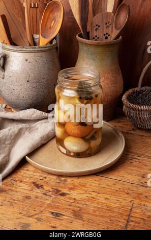 Le uova di pollo sode vengono sottaceto con spezie. . Le gusci d'uovo vengono schiacciate e il recipiente viene refrigerato per circa una settimana Foto Stock