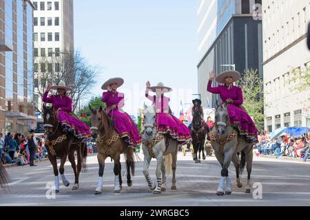 Donne messicane in costume tradizionale a cavallo, rodeo sfilata a Houston 24 febbraio 2024 Foto Stock