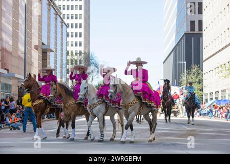 Donne messicane in costume tradizionale a cavallo, rodeo sfilata a Houston 24 febbraio 2024 Foto Stock