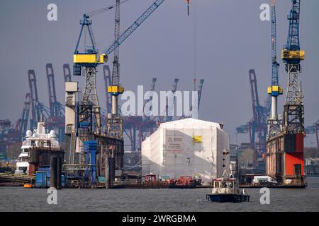 Porto di Amburgo, cantiere Blohm + Voss, molo 11, nave ponteggio, bacino di carenaggio, Amburgo, Germania Foto Stock