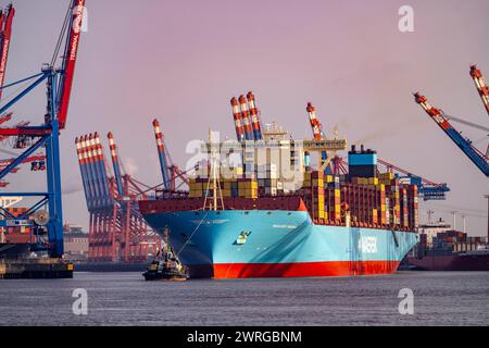 La nave portacontainer Magleby Maersk lascia il porto di Waltershof dopo un soggiorno di diversi giorni presso EUROGATE Container Terminal, Amburgo, Germania Foto Stock