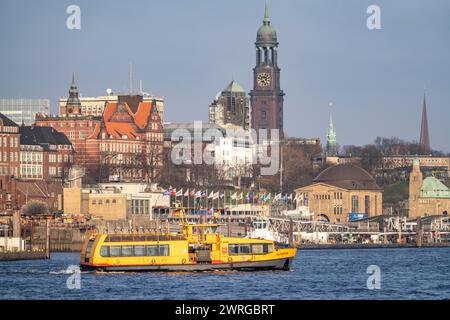 Porto di Amburgo, Elba, skyline con la chiesa principale di St Michaelis, Landungsbrücken, traffico marittimo, traghetto Falkenstein, Amburgo, Germania Foto Stock