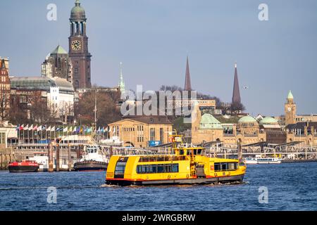 Porto di Amburgo, Elba, skyline con la chiesa principale di St Michaelis, Landungsbrücken, traffico marittimo, traghetto Falkenstein, Amburgo, Germania Foto Stock
